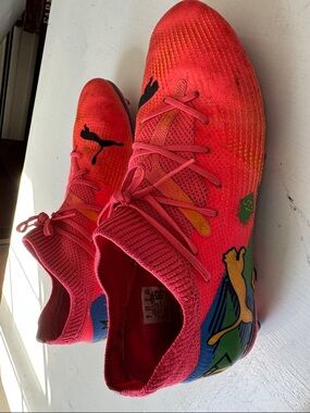 Puma Big Kids Size 5 Neon Pink Knit Soccer Sneakers with Multicolor Graphics